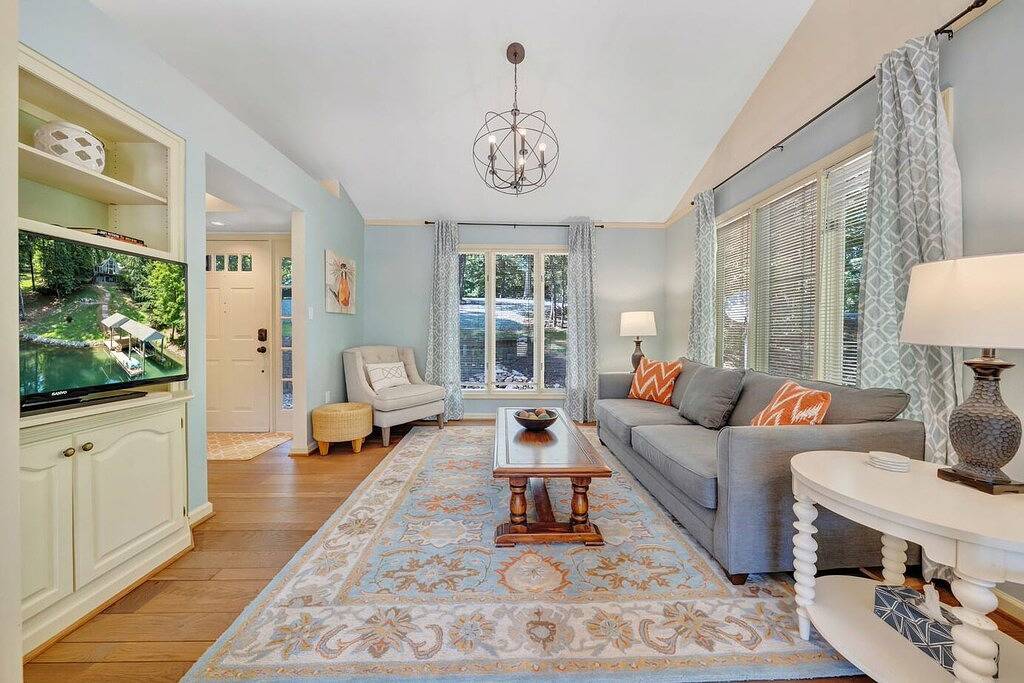 Lake Pleasant - Lakefront, Private Dock, Game room in Smith Mountain Lake