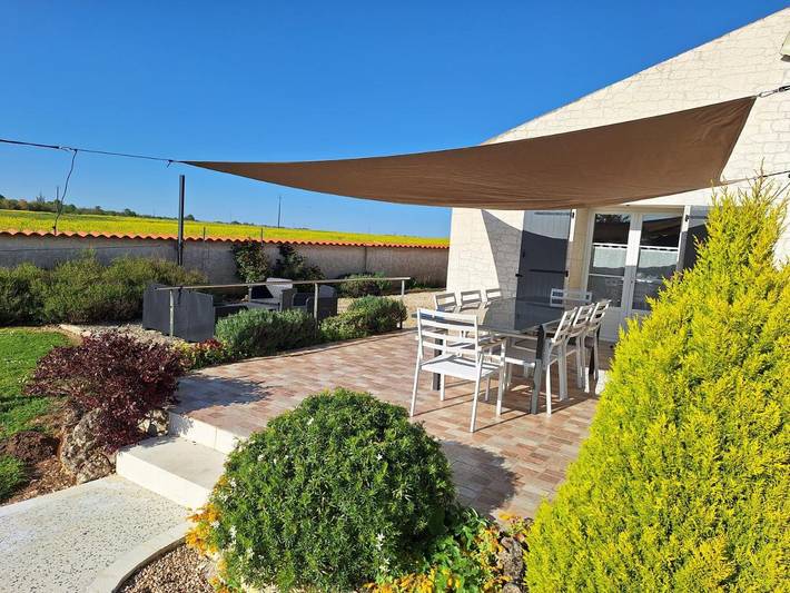 Location de vacances pour 12 personnes, avec vue ainsi que jardin et piscine à Champagnolles - 2