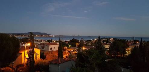 Gîte pour 4 personnes, avec terrasse et vue dans Gare De Bandol