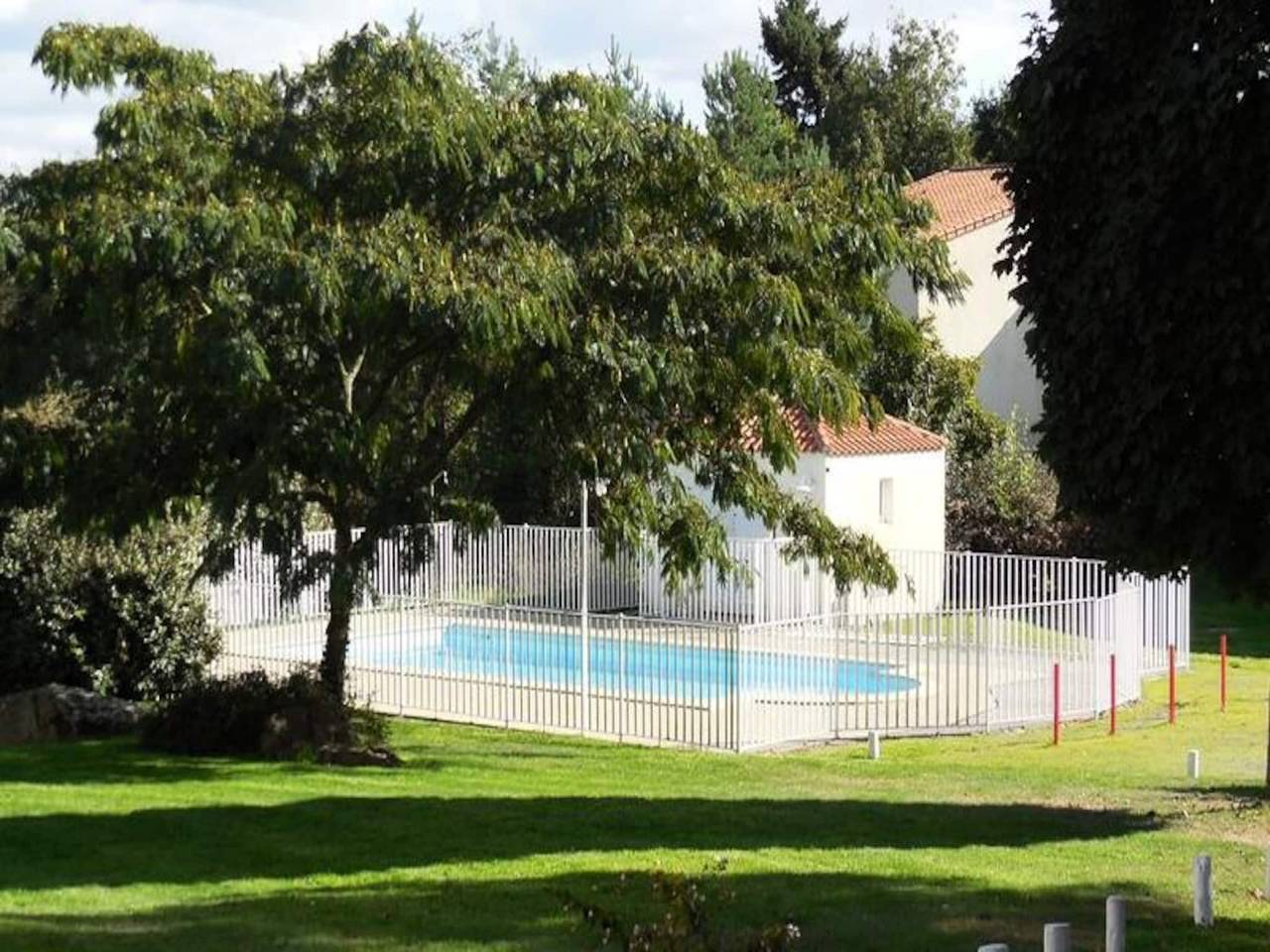 Entire apartment, Gîte in Clisson near Vineyards & Puy du Fou in Clisson, Nantes region