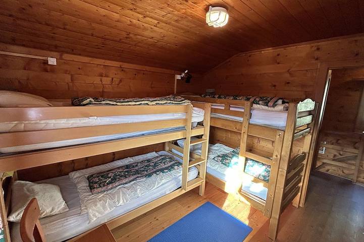 Aussen: Doppelhaus im Chalet, für 8 Personen, Balkon, große Terrasse mit Grill und Gartenmöbeln –Inn in Saint Luc, Anniviers