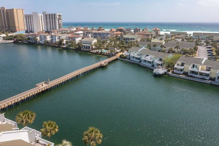 Vacation home for 6 people, with yard in Destin