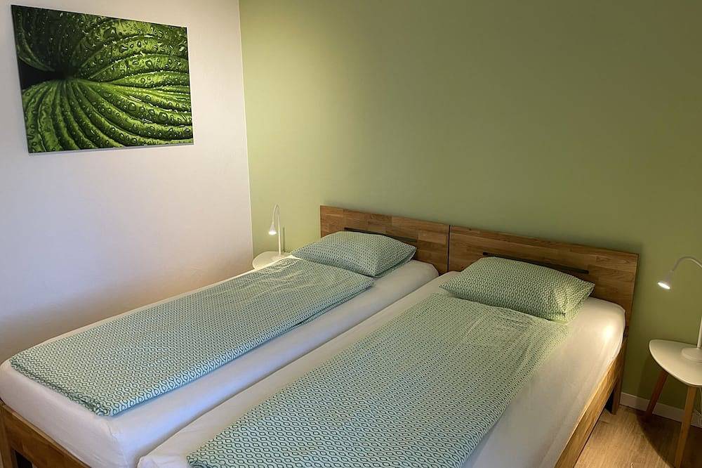 Ganze Wohnung, Charmante Ferienwohnung mit Panoramablick, Pool und Gartenparadies in Gordola, Tessiner Alpen