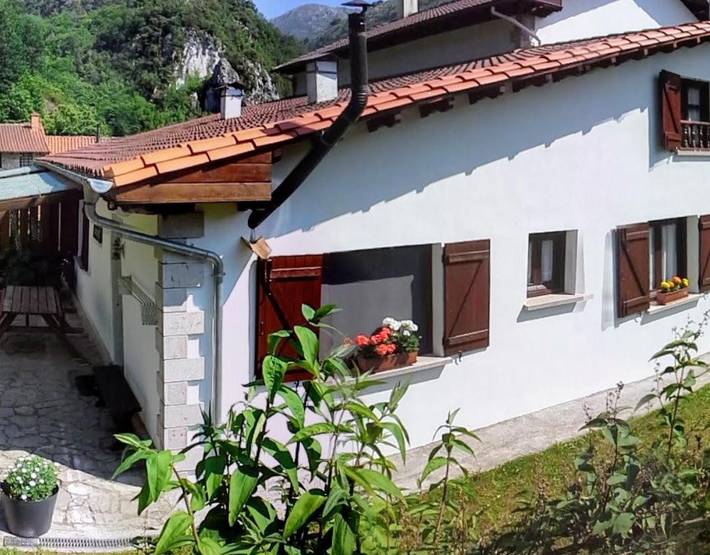 Apartamento entero, Apartamento 'Rural Rubó' con vistas a la montaña, terraza privada y Wi-Fi in Peñamellera Alta, Sierra del Cuera