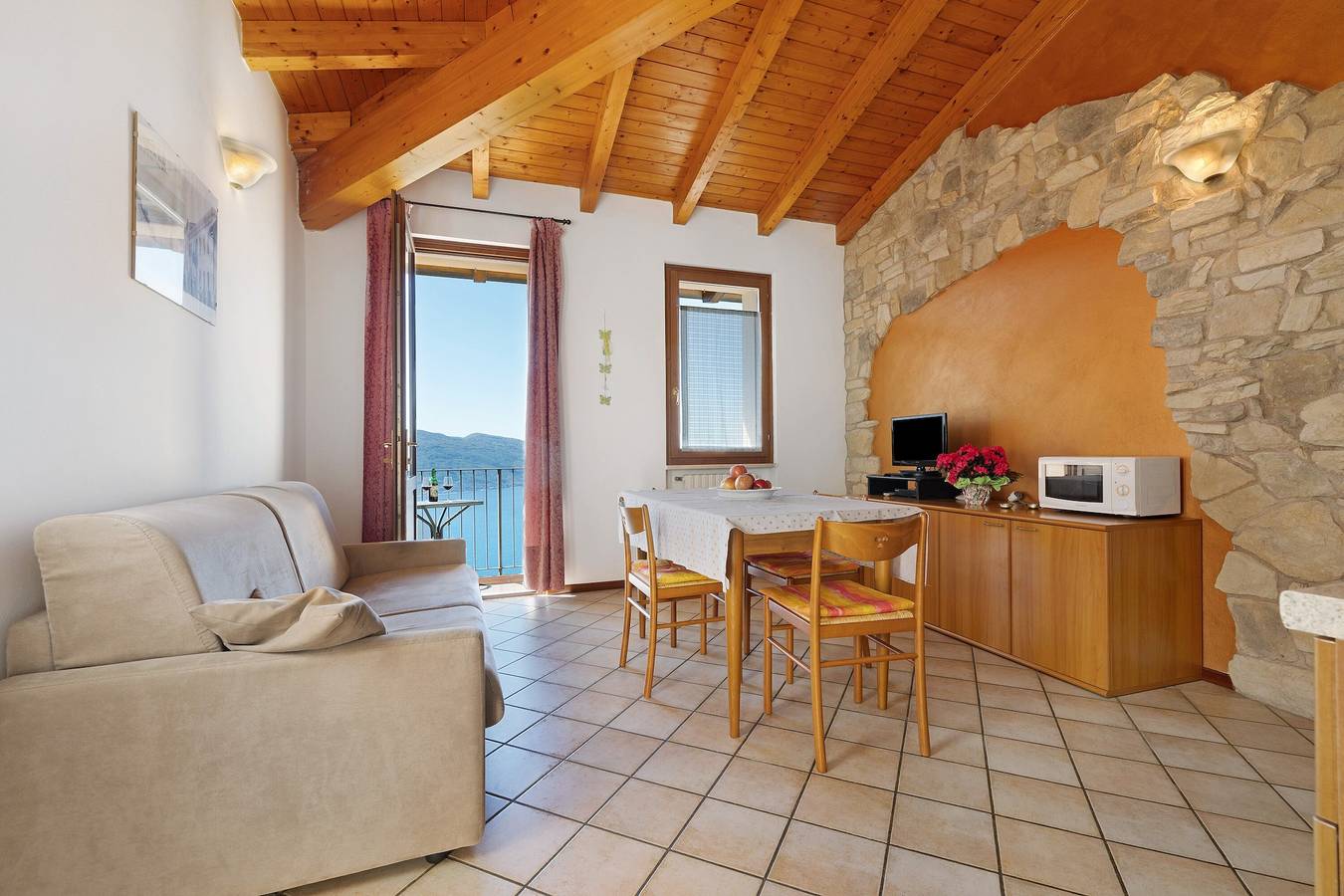 Appartamento intero, Appartamento per vacanze 'Rustico Spagnol 2' con vista lago, piscina e Wi-Fi in Oldesio, Tignale