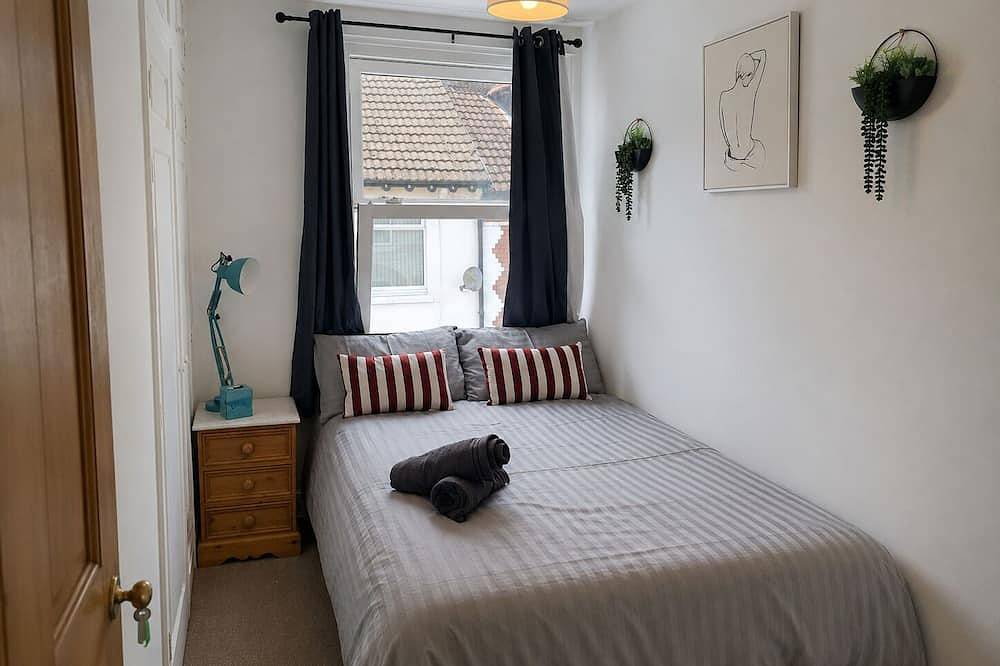 Kettering Home Away from Home | 4-Bed, Near Town & Hospital sleeps 4-7 in Kettering, Northamptonshire