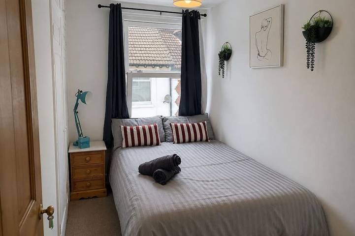 Kettering Home Away from Home | 4-Bed, Near Town & Hospital sleeps 4-7 in Kettering, Northamptonshire