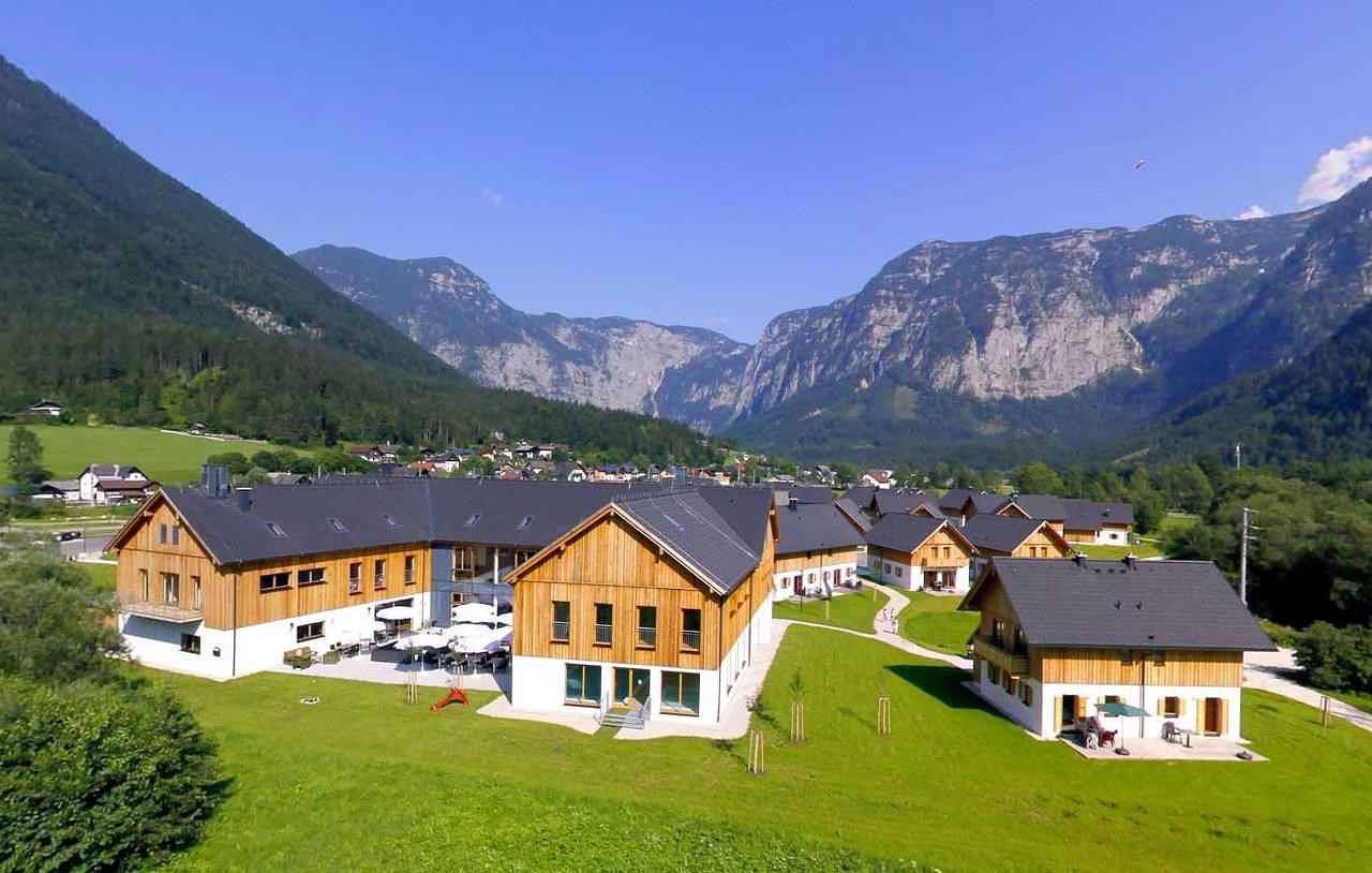 Ferienhaus mit Hallenbad, Wellness, Kinderspielplatz und eigener Sauna im Feriendorf  in Obertraun, Dachstein Salzkammergut