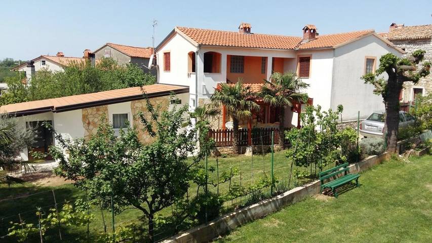 Ferienwohnung für 6 Personen, mit Terrasse und Garten sowie Ausblick