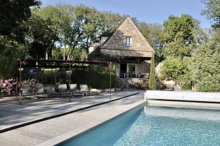 Location de vacances pour 8 personnes, avec piscine ainsi que jardin et vue, adapté aux familles à Coly