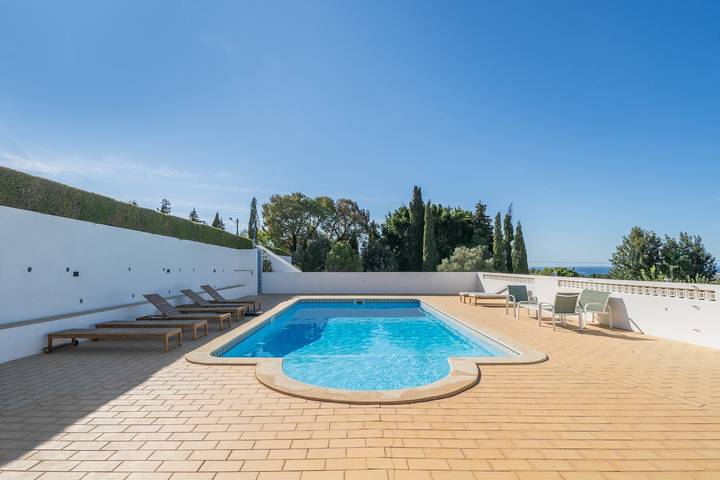 Entire apartment, Apartment 'Caramujeira Guest House Room 3 -' with Sea View, Shared Pool and Wi-Fi in Faro District