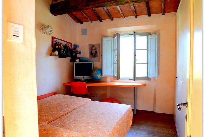 Casolare in borgo con piscina, giardino e vista panoramica sulle colline senesi in Asciano, Siena e dintorni