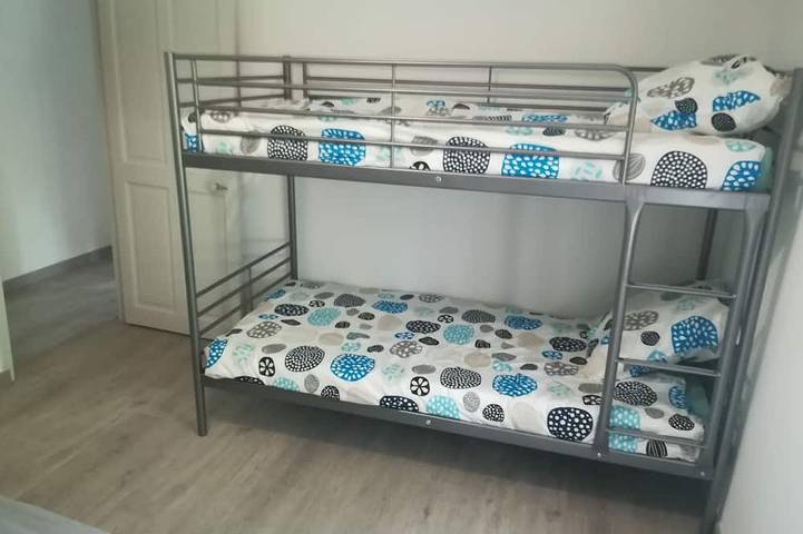 Location de vacances pour 10 personnes, avec terrasse et jardin à Colonzelle - 2