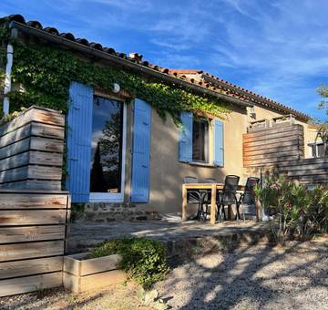 Gîte pour 4 personnes, avec terrasse à Felluns