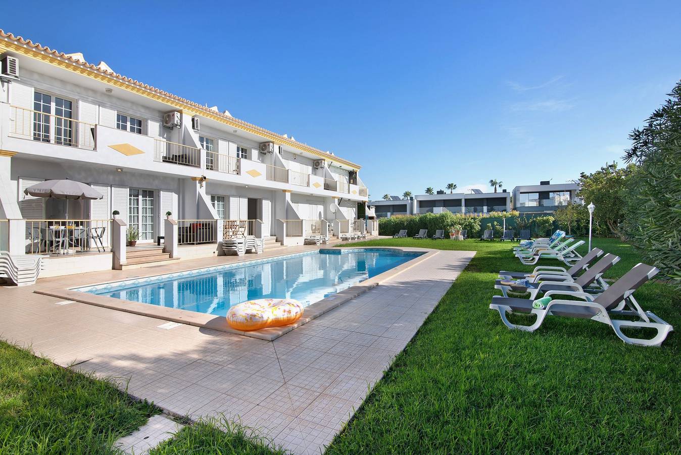 Villa Martinique com piscina partilhada, Wi-Fi e ar condicionado in Albufeira, Distrito de Faro