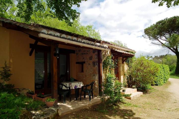 Gîte pour 4 personnes, avec jacuzzi et sauna ainsi que jardin et piscine