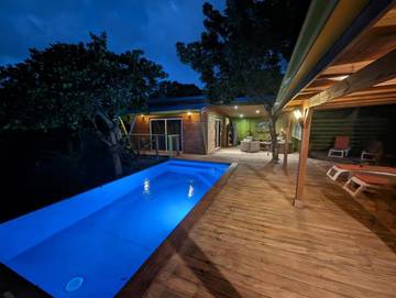 Cottage pour 5 personnes, avec piscine ainsi que balcon et vue dans Plage de la Perle