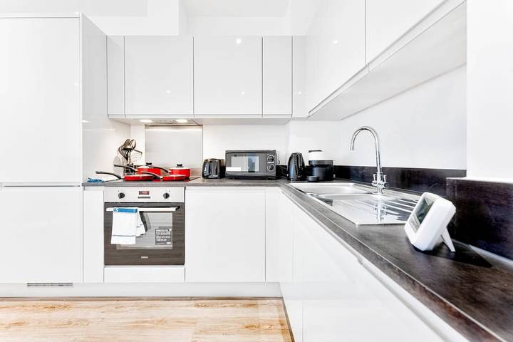 Entire apartment, Stylish 2Br Solihull Flat, Quick Train to Nec in Solihull, Birmingham Area