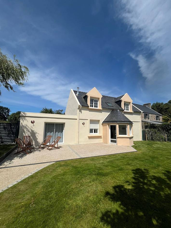 Maison de vacances 'Ty Mamie Spa - 700m De La Plage' avec terrasse privée, jardin privé et Wi-Fi in Saint-Pabu, Région de Brest