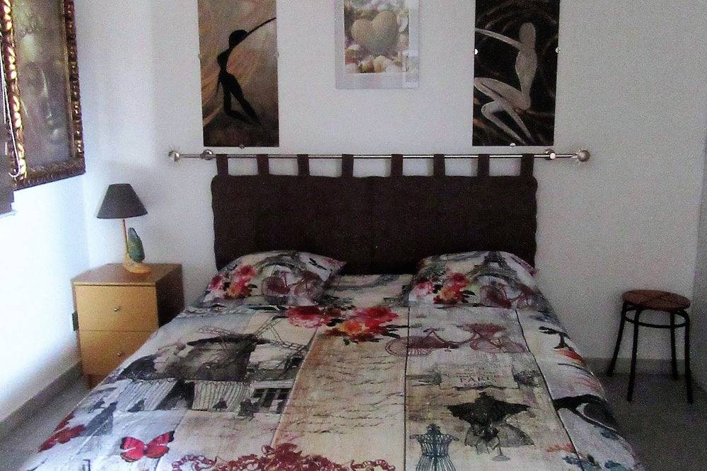 Quiet apartment first floor villa independent entrance in Rognac, Istres region