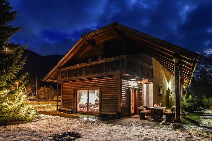 Ferienhaus für 10 Personen, mit Balkon und Whirlpool sowie Terrasse und Garten in Kranjska Gora