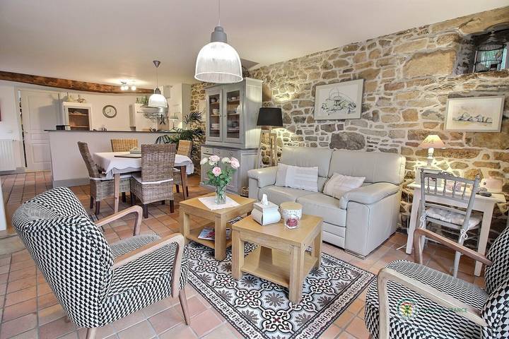 Gîte pour 4 personnes, avec Jacuzzi et Terrasse ainsi que Jardin et Sauna à Kermaria-Sulard