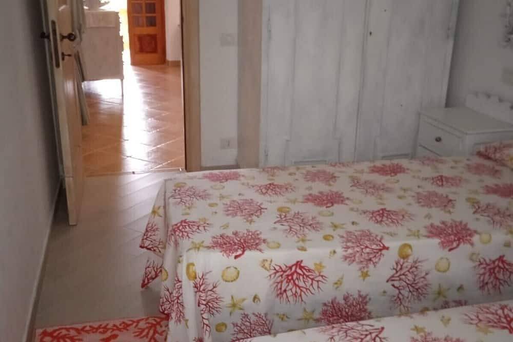 Unabhängige Villa mit großem Garten und Pool 50 Meter vom Meer entfernt in Spiaggia di Laconia, Arzachena