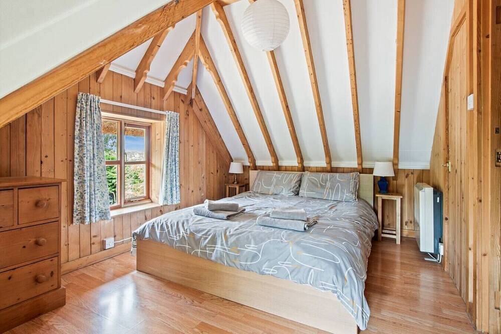 Charming thatched countryside hideaway with beams and garden access in Fordingbridge, Hampshire