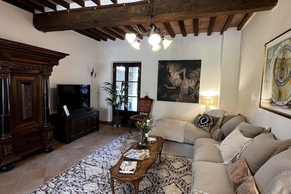 Lux Gated Estate Villa w/ Private Pool Umbria/Borders Tuscany in Castiglione del Lago, Lago Trasimeno