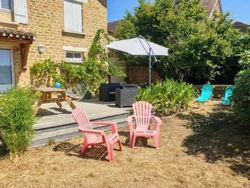 Location de vacances pour 6 personnes, avec vue et jardin à Veyrignac