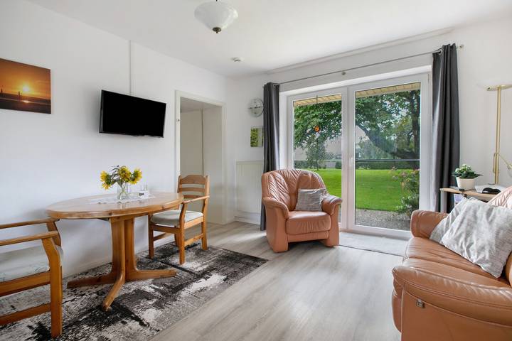 Ganze Wohnung, Ferienwohnung Achtern Diek" mit privater Terrasse, Gemeinschaftsgarten und Wi-Fi in Hillgroven, Kreis Dithmarschen