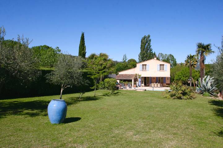 Gîte pour 9 personnes, avec piscine, adapté aux familles à Salernes