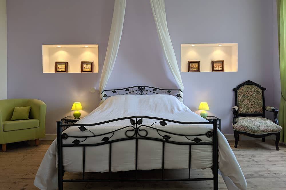 Chambre d'hôte spacieuse avec vue montagne in Montaillou, Ariège
