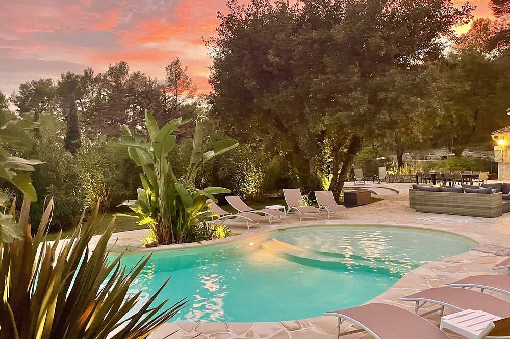 Charming Estate on 1Ha: 3 Houses, Heated 28 °C Pool, Spa, Ideal for Families in Roquefort-les-Pins, Cannes region