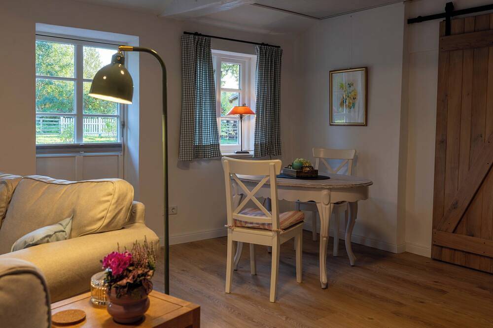 Ganze Wohnung, Ruhige Ferienwohnung in restauriertem alten Bauernhaus mit Terasse & Kamin. in Hattstedt, Nordfriesland