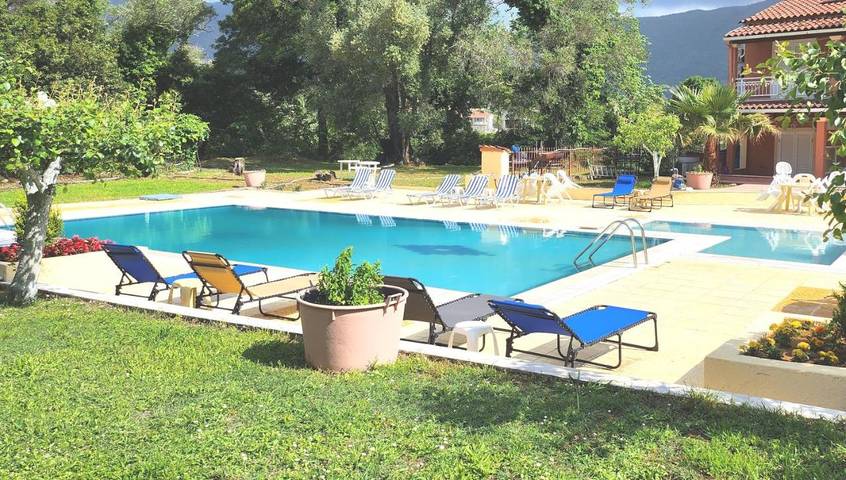 Appartamento per 3 persone, con Terrazza e Giardino nonché Piscina a Ipsos