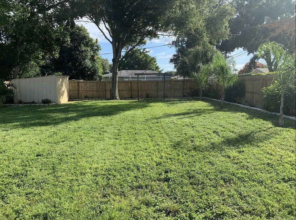 Very clean, close to the beach and great for long term stays as well. Huge yard in Largo, Pinellas County