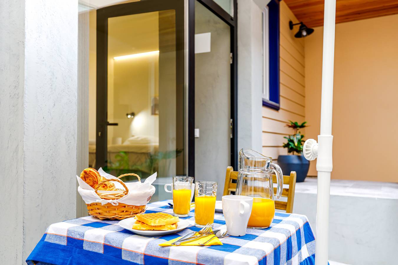 Ganze Wohnung, Apartment 'Ladomar Avenida' mit privater Terrasse, privatem Garten und Wlan in Horta, Faial