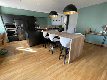 Location de vacances pour 12 personnes, avec balcon ainsi que jacuzzi et piscine à Champagnole