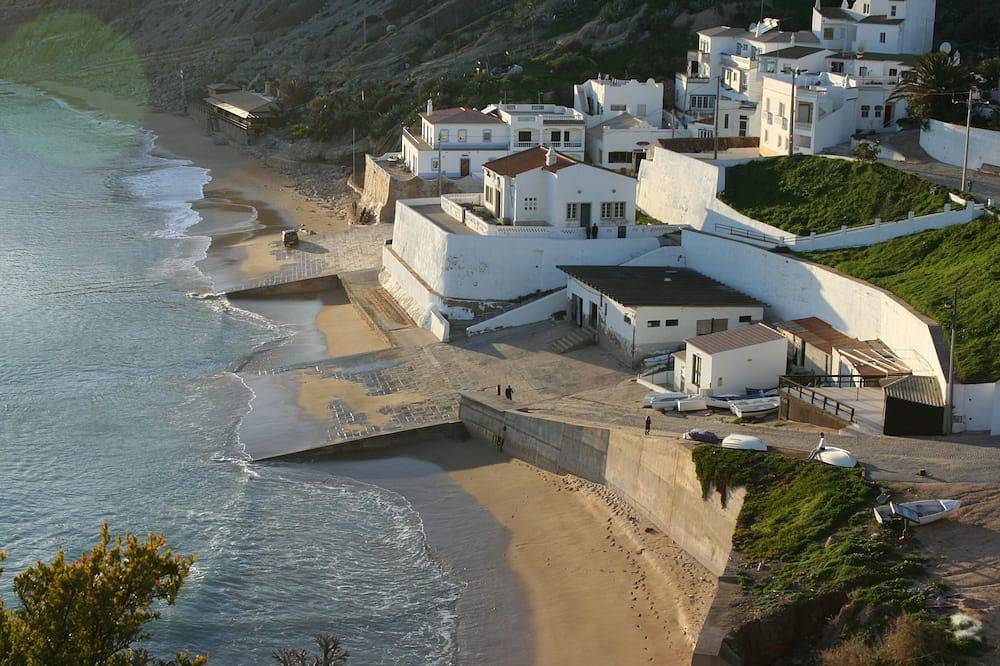 Ganze Wohnung, Casa Valeria 1.Stock direkt am Meer 2 Schlafzimmer Dachterrasse Strand Meerblick in Praia do Burgau, Budens