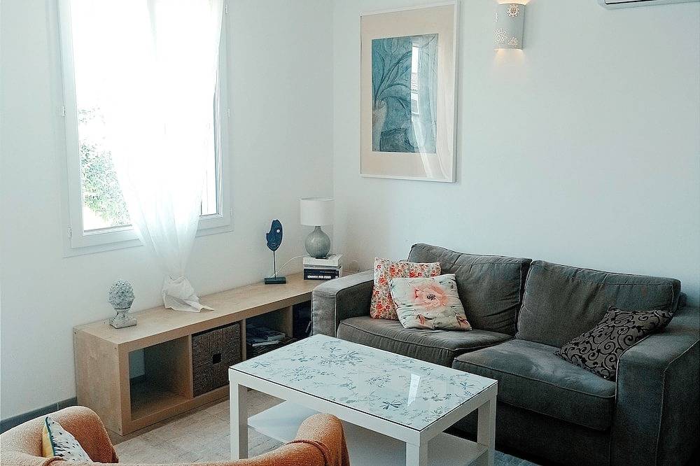 Entire apartment, Charmant Studio Au Calme Avec Terrasse Et Parking in Fontvieille, Arles region