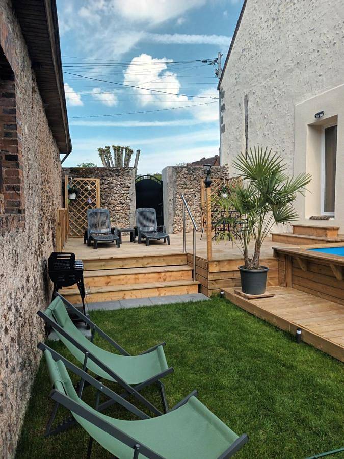 Location de vacances pour 4 personnes, avec jardin et piscine, animaux acceptés à Saint-Hilaire-sur-Yerre