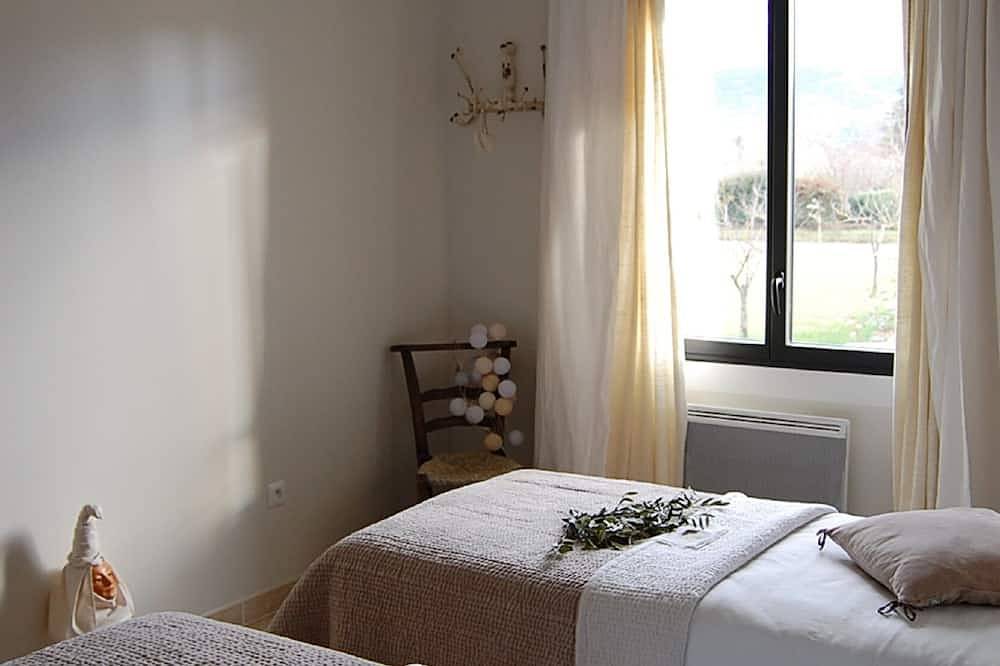 House-workshop on 2 ha wooded property private pool and jacuzzi in Nans-les-Pins, Brignoles region