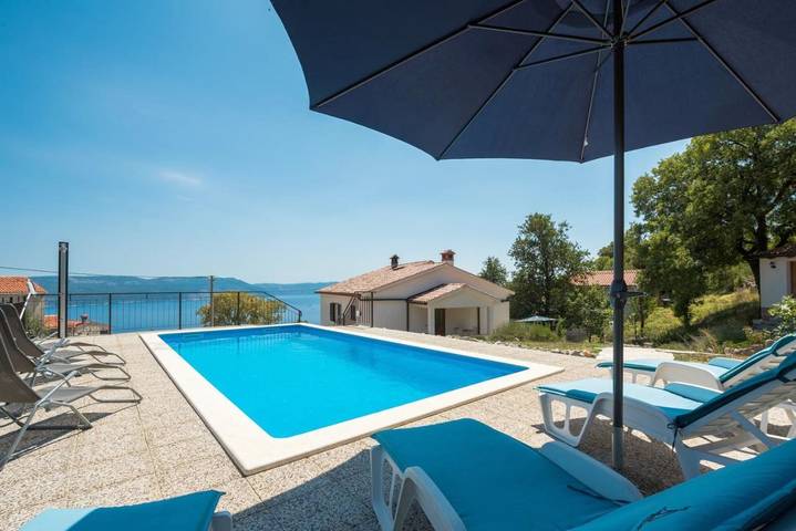 Villa pour 6 personnes, avec jardin ainsi que vue et piscine à Rabac