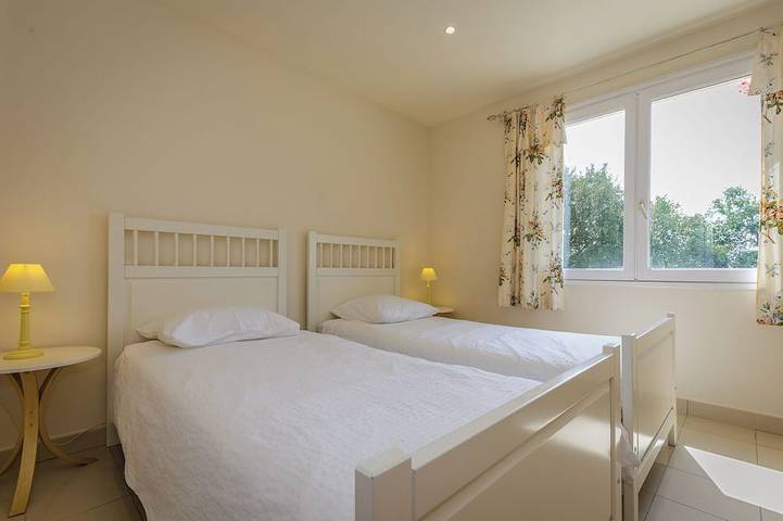 Mirandole, modern holiday home with views and heated pool in Martel, Lot