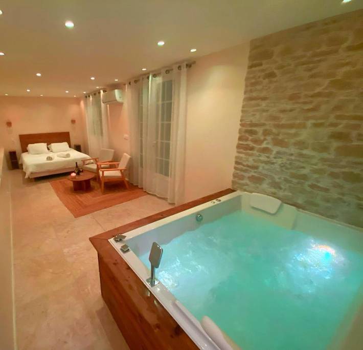Location de vacances pour 2 personnes, avec Balcon ainsi que Jacuzzi et Terrasse à Levens
