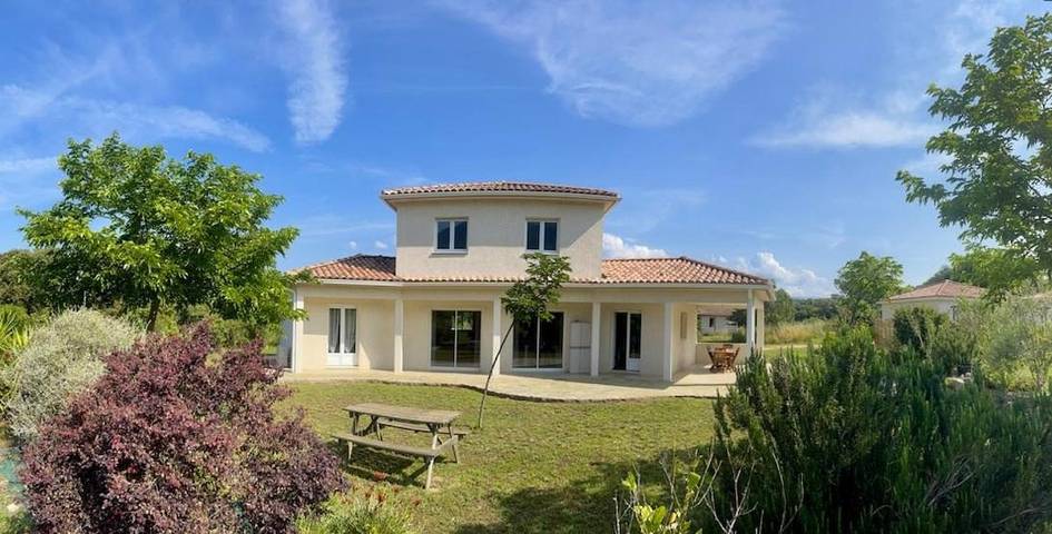 Location de vacances pour 6 personnes, avec vue et terrasse à Petreto-Bicchisano