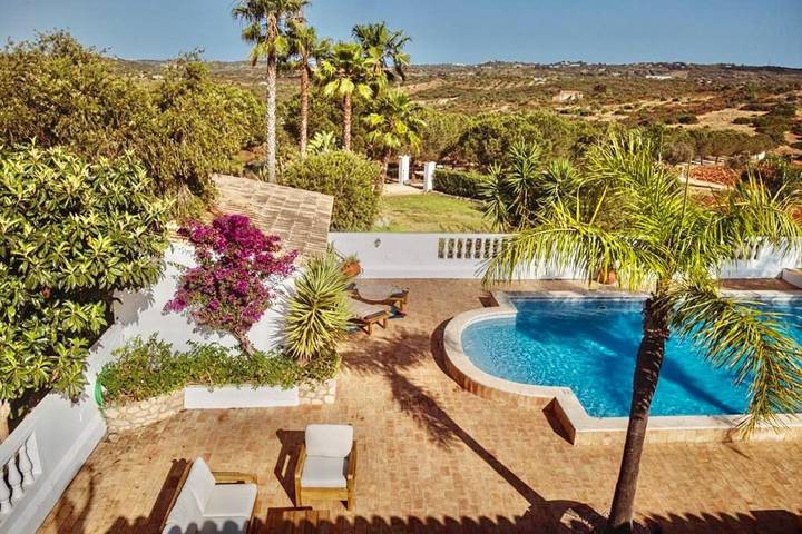 Ferienhaus für 2 Personen, mit Balkon und Terrasse sowie Garten und Pool