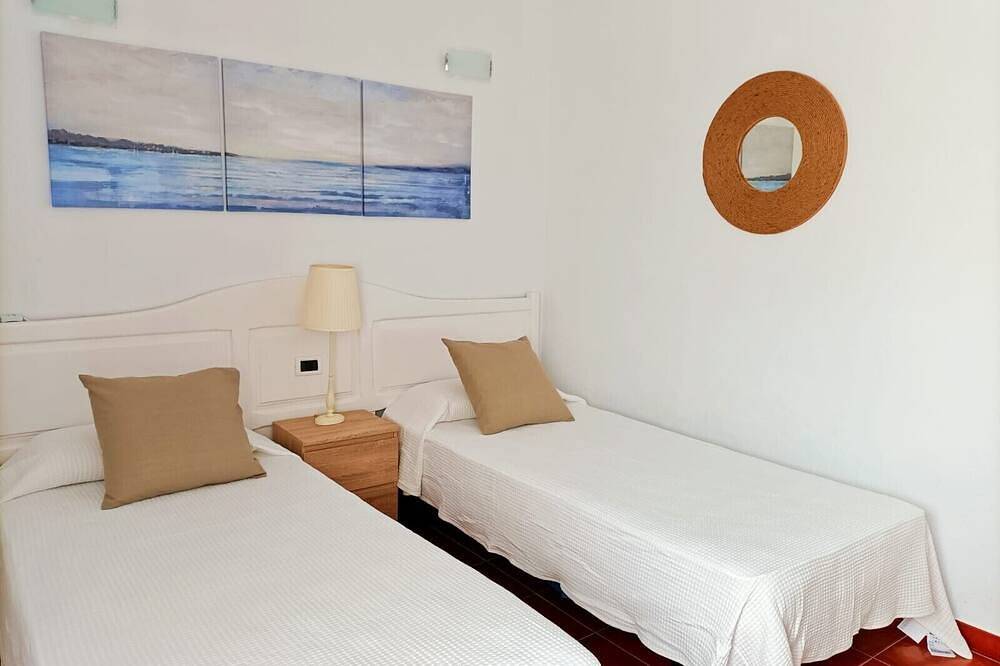 Holiday Home 'Casa Perla' with Shared Pool, Private Terrace and Wi-Fi in Playa de Santiago, San Sebastián de la Gomera