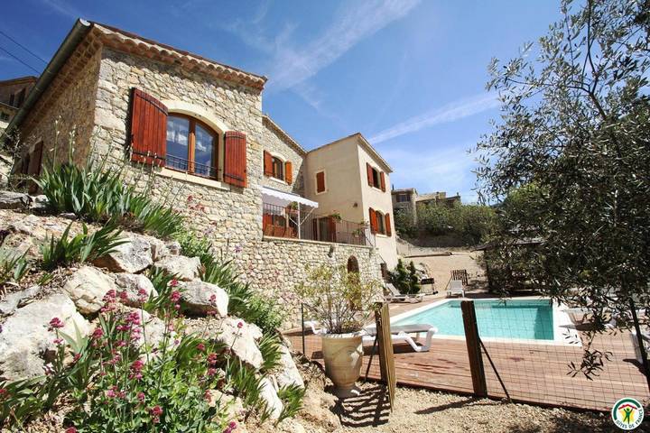Gîte pour 8 personnes, avec piscine et jardin ainsi que jacuzzi et terrasse, animaux acceptés